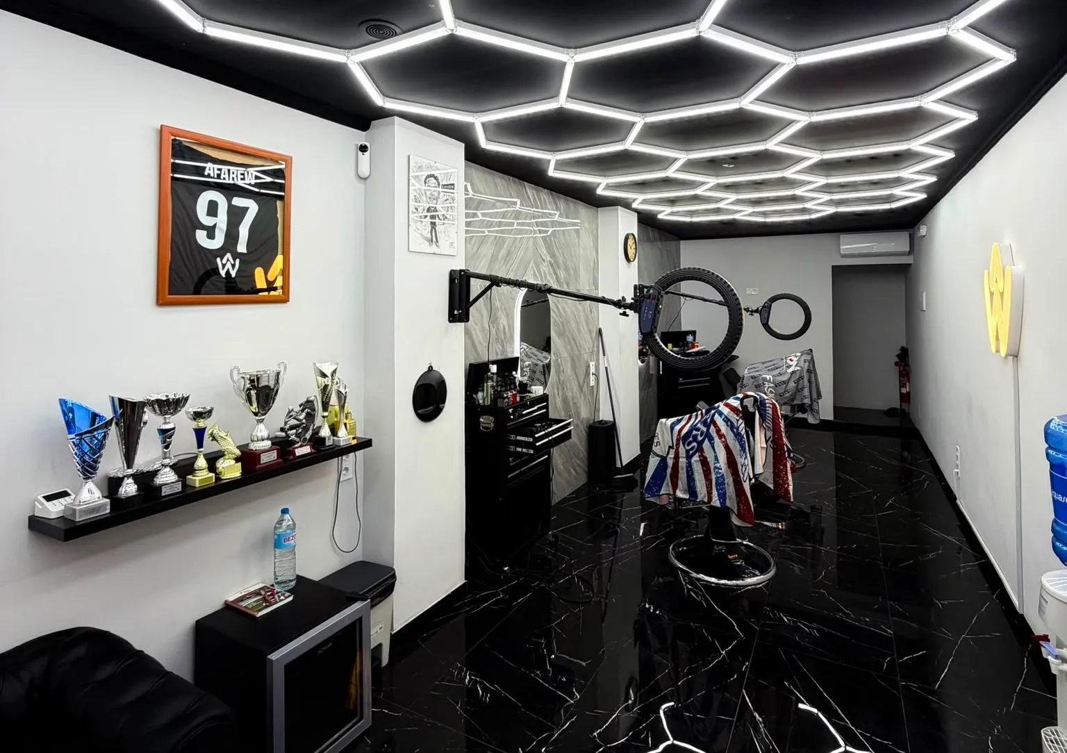 Interior de Afarew Barbershop Tarragona